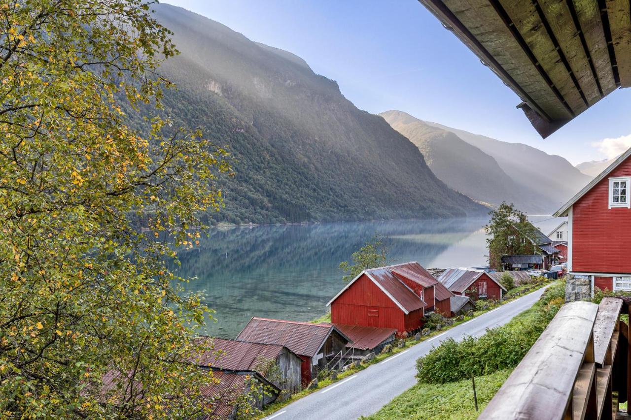 Cabin Alongside The Beautiful Fjaerlandsfjord 외부 사진