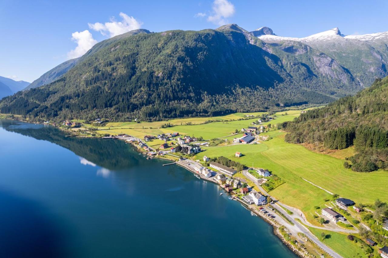 Cabin Alongside The Beautiful Fjaerlandsfjord 외부 사진