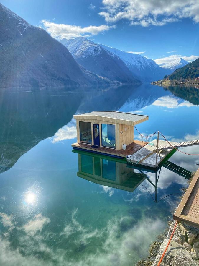 Cabin Alongside The Beautiful Fjaerlandsfjord 외부 사진